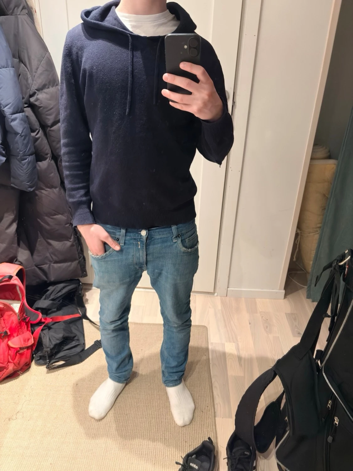 Mörkblå kashmir hoodie från sayless - 2