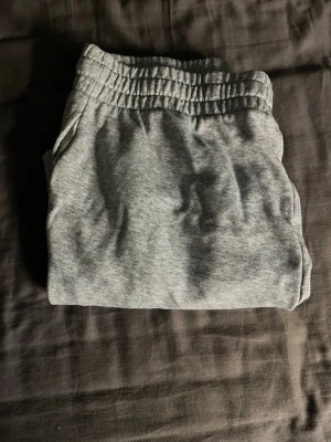 Grå mjuka shorts - Grå shorts i mjuk bomull med elastisk resår i midjan och avslappnad passform. Klassisk modell utan synliga loggor eller detaljer, perfekt för chill eller träning.