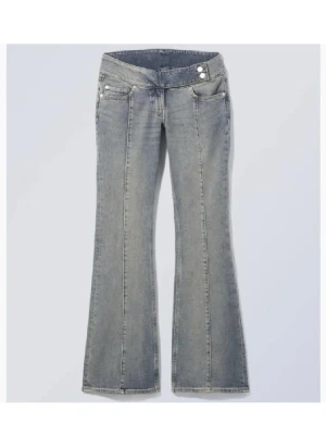 Bootcut jeans weekday   - Säljer ett par bootcut jeans med låg midja . Jeansen har två knappar i midjan och klassiska fickor fram och bak. Mått och storlek finns på bilderna 