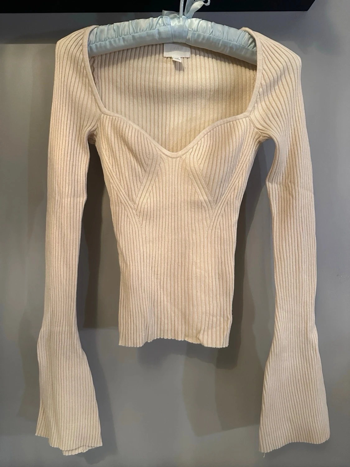 Beige ribbad långärmad topp
