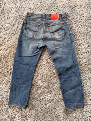 Jacob Cohen jeans - Säljer dessa Jacob Cohen jeansen i modell J610 som inte längre används. Storleken är 33 men är sydda för att passa dig som är runt 170. Hör av dig vid frågor och funderingar. Mhv 