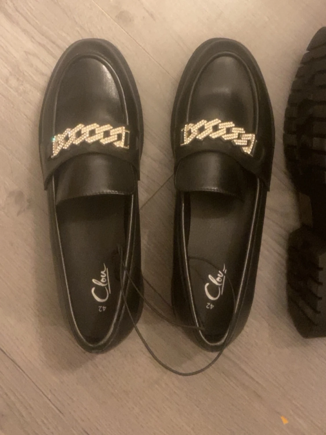 Svarta loafers med kedjedetalj - 1