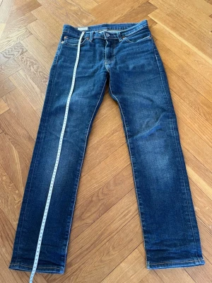 Mörkblå raka jeans med kontrastsömmar - Säljer ett par levi’s 511 i storlek w 29 L 32. 