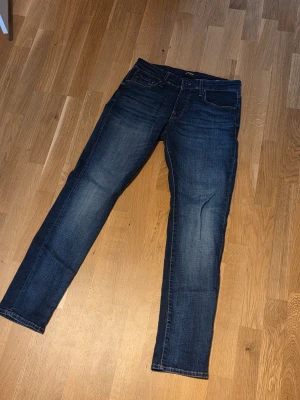 Mörkblå slim fit jeans - Snygga mörkblå slim fit jeans från Jack and Jones. Jeansen är i storleken 32 32,  jeansen är tillverkade i mjuk denim med lite stretch för extra komfort. Tveka inte på att skriva om ni har några frågor!