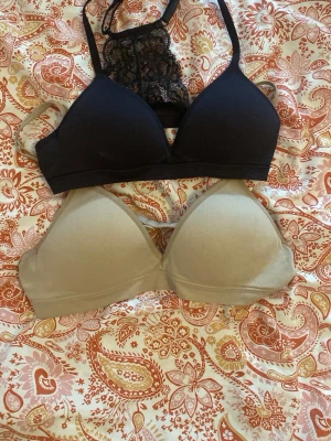 2-pack bhar, svart spets & beige - 2 pack bhar med vadderade kupor. Använda fåtal gånger och är i bra skick. Osäker på storleken då det inte står men skulle gissa 70AA.  PRIS KAN DISKUTERAS!