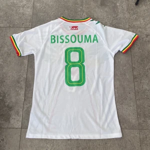 Mali hemma tröja 2024 Bissouma 8 🇲🇱 - Snygg vit Mali fotbollströja från Airness med Bissouma och nummer 8 på ryggen. Använd ett fåtal gånger och är M men är mer som storlek S. Hör av er vid frågor✅