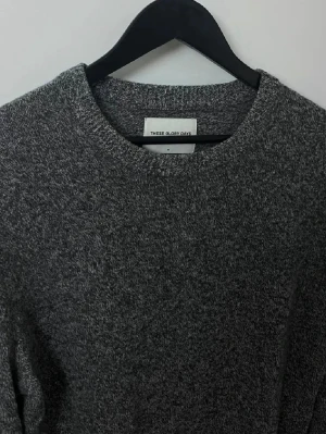 Grå stickad tröja These Glory Days -  stickad tröja från These Glory Days.. Enkel och stilren design som funkar till det mesta. 100% Lambswool ✅ storlek M sitter mer som en storlek S! 