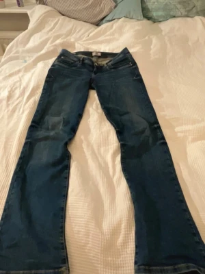 lågmidjade bootcut jeans ltb  - Curve! Storlek 30/34 bootcut, skulle rekommendera för någon storlek L eller M, ganska stora i passformen, skönt material