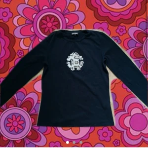 Roberto Cavalli longsleeve - Vintage Roberto Cavalli långärmad tröja med broderi i leopardmönster & i mycket fint skick. Storlek small och lite kortare i modellen, sitter som en baby tee. Pris kan diskuteras! 💞