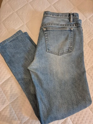 A.P.C. Jeans  Petit New Standard - Säljer ett par ljusblå jeans från A.P.C. modellen Petit New Standard. Klassisk femficksdesign, knappgylf, raka ben och snygg tvättad denim. Perfekta för dig som gillar stilrena och tidlösa jeans. Mått finns på bilderna.