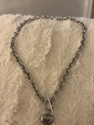 Silver halsband  - Tjockt silver halsband med ett hjärta 