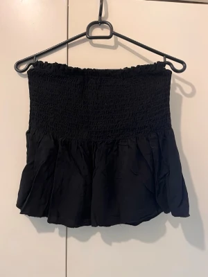 Svart kjol strl XS  - Svart kjol i strl XS från Missäy. Se bilder för längd. Stretch i midjan. 