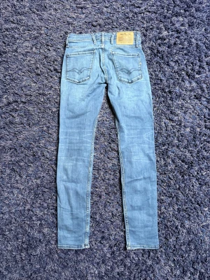 Replay jeans - Mörkare i verkligheten 