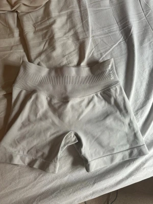 DFYNE shorts - Dfyne shorts från Impact kollektionen i färgen ”lunar rock”, vissa av bokstäverna på trycket har tyvärr börjat falla av men annars sitter dom så snyggt💕