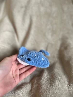 Blå virkad stingrocka  - Den är ca 14 cm bred och 14 cm lång 🌸 Rockan har Säkerhetsögon som inte rekommenderas för barn under tre år 