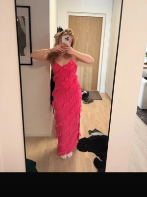 Rosa balklänning med volanger! - En super fin rosa balkläning! Passade tyvärr inte mig så därför säljer jag. Är i storlek 40 men skulle säga att den är mer som en 38. Inga skavanker! Bild 3 är lånad