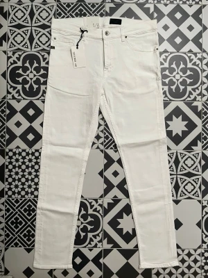 Tiger of sweden - Helt nya jeans ifrån tiger of Sweden med prislappen kvar på. Storlek w33 L32. Modellen är evolve är evolve vilket är slimfit. Hör av dig vid funderingar