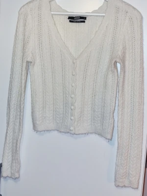 Kofta från BikBok - Fin tunnare kofta i ullblandning. Aldrig använd. Nypris 499 kr.