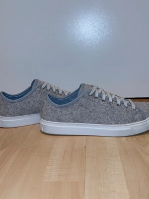 Diemme sneakers - Säljer mina Diemme sneakers i ljusgrå ull. Nypris runt 3 500 kr. Mitt pris 2150 Använda men i väldigt fint skick – jag har nyligen rengjort och fräschat upp dem så de känns riktigt fräscha. La ingen tid på undersidan🥲  Väldigt sköna och stilrena, funkar både uppklätt och mer casual. Säljer då de tyvärr inte används längre. Hör av dig vid frågor eller fler bilder 😊 