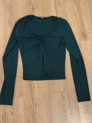 Mörkblågrön tröja från Bikbok - Fint skick! Stl M 