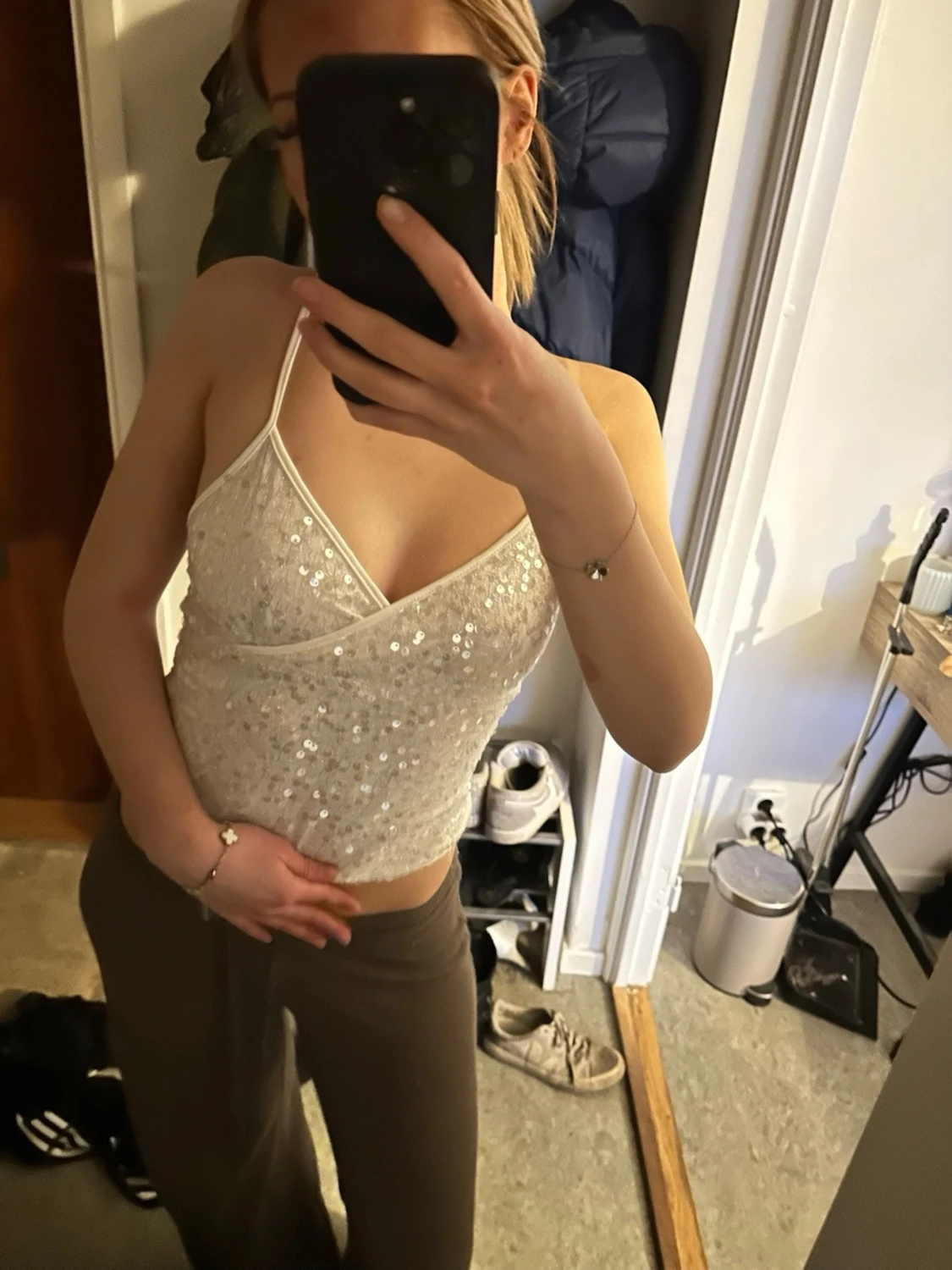 Vit paljettlinnetopp med smala band