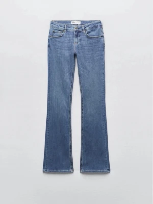 Blå bootcut jeans från Zara - Säljer ett par klassiska blå bootcut jeans från Zara då dom har blivit för små för mig. Dom var mycket trendig för och att låg midja och relatict stretchiga💓mycket fint skick!