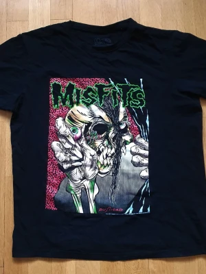 Misfits 2014 T-Shirt | L / Large | Retro Y2K - T-Shirt med Misfits tryck på framsidan.  Rock Off. Large (Mått finns på bilderna!) 100% bomull.  Se bilder.