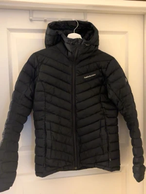 Svart dunjacka Peak Performance - Jättefin svart dunjacka från Peak Performance med luva och dragkedja framtill. Den har inga skador alls men är otvättad 🥰