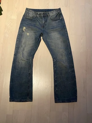 Bootcut Jeans  - Tjena! Säljer nu dessa extremt snygga bootcut jeans från PiecesOfLife Studios! Storlek 32/34 och i nyskick! Priset är ej hugget i sten så hör av dig vid minsta fundering:)