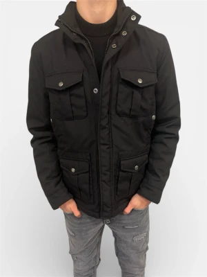 Svart vindjacka med fickor - Tja! Säljer nu denna eftertraktade fieldjacketen från Woolrich i svart. Se storlek nedan. Den är i ett mycket bra skick.                                                 Nypris: ca. 6000kr.                                                       Säljs för: 1399kr                                                                 Hör gärna av er vid intresse eller frågor! 