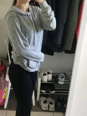 Ljusgrå hoodie med huva - Mysig ljusgrå hoodie med huva och dragsnören. Tillverkad i mjukt, melerat tyg och har en klassisk känguruficka framtill. Perfekt för en avslappnad och chill stil. Passar dig som gillar enkel och bekväm streetwear. Ej använt så mycket, vill bli av med. Ej bra pris skriv till mig