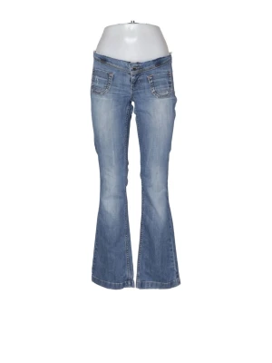 Blå bootcut jeans med slitningar - Väldigt snygga bootcut jeans, står endast M men skulle gissa på 36. De är för små för mig därför säljer jag dom, bilder från när jag köpte dom, inga skavanker. 