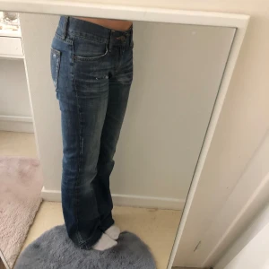 Lågmidjade märkesjeans - Säljer tyvärr dessa fina jeans då dem e för stora för mig. Men ett par super fina Lågmidjade jeans😍 Har inte kommit till användning då dem tyvärr inte passade. Köptes nya för 3500kr men har nte fast pris, hör gärna av dig om du har några frågor eller funderingar💓💓