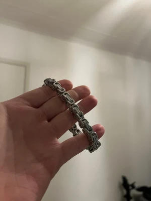 Silvrigt kedje armband - Snyggt och rejält armband i stål. 20cm långt.