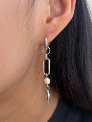 Silvriga örhängen med sötvattenpärla - Priset avser ett par örhängen. Material: Rostfritt stål och sötvattenpärla Längd: ca 6,5 cm Nickelfria och handgjorda