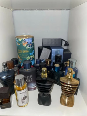 Byter/säljer mina parfymer - Säljer en stor samling parfymer från märken som Jean Paul Gaultier, Louis Vuitton, Giorgio Armani, Tom Ford och Yves Saint Laurent. Flaskorna har olika former och färger, bland annat svart, guld, blått och grönt. Inkluderar både fullsize och flera provflaskor. Perfekt för dig som älskar dofter!