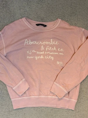 Abercrombie & Fitch vintage sweatshirt XS - Abercrombie & Fitch med vit text framtill. Mycket fint skick, superliten fläck (se sista bilden)💕💕
