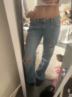 Ljusblå slitna baggy jeans från gina - Säljer mina blå jeans från gina med baggy modell i storlek 164🩷