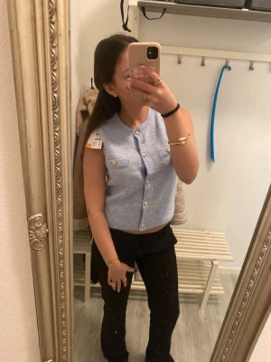 Ljusblå stickad väst med knappar - Supersnygg ljusblå stickad väst med guldknappar framtill. Helt ny med prislappen kvar. Säljer då den tyvärr inte kommit till andhämtning. Köpt för 229kr och säljer för 140kr. ❤️