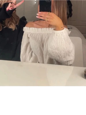 Vit offshoulder blus - Jättefin offshoulder blus som är perfekt till sommaren