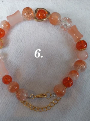 Handgjort Aprikos armband  - Ståltråd armband i aprikos och glud detaljer ca. 20 cm. Handgjort av Dalkullans Teskedsringar 