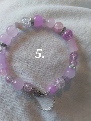 Handgjort lila armband  - Ståltråd armband lila med silver detaljer  Ca. 21 cm  Handgjort av Dalkullans Teskedsringar 