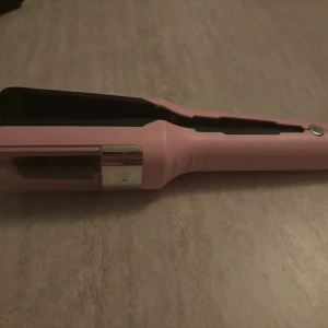 Rosa hår trimmer - Snygg rosa hår trimmer  med svart keramisk platta och silverdetalj. Perfekt för att klippa topparna och räta ut håret . Tar endast bort de slitna topparna.