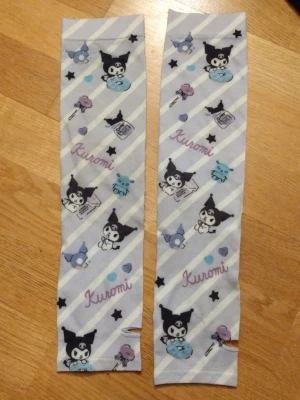 Kuromi tumhåls vantar/ärmar - Långa ärmar med gulligt Kuromi mönster. Mjuka, gosiga och strechiga. Samma mönster på båda sidorna. Använda 1-2 gånger. Priset kan diskuteras. ❤️ 