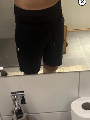 Svarta shorts från Polo Ralph Lauren - Svarta shorts från Polo Ralph Lauren, snörerna är kvar inga hål eller slitage, tveka inte på o hör av dig/Noah