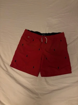 Rahlp Lauren Badbyxor - Hej, säljer ett par Rahlp Lauren badbyxor som är i bra skick och riktigt snygga till sommaren, hör av dig vid fler funderingar!