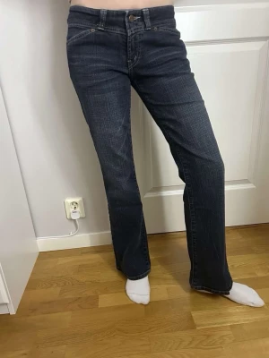 Big John Flared Jeans Mörkblå  - Jättefina flared jeans från Big John i mörkblå färg, samt i toppen skick! Strl: W29 L:32