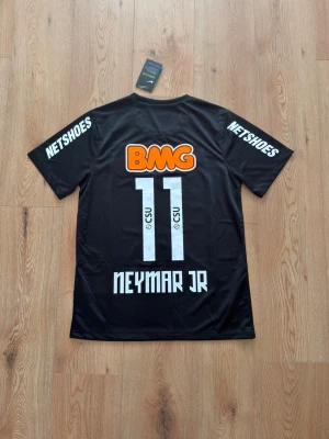 Santos Neymar JR retro fotbollströja  - Helt oanvänd med tags kvar och Nike påse. Storlek Medium. Skriv privat för fler bilder eller vid funderingar!