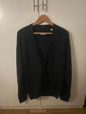 Mörk blå kofta - Det här är en riktigt skön kofta som passar perfekt för att ha över en hoodie/t shirt under alla årstider. Aldrig använd och taggen finns även kvar på tröjan(glömt ta kort på den men skriv om du vill ha bild på den så löser jag det;)