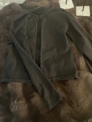 Svart enkel kofta med knappar - gullig svart koftan, säljer då den aldrig kommer till användning